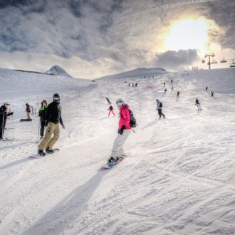 Grupowe wyjazdy na narty i snowboard — czy warto?